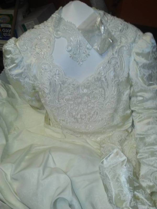 lot 218 image: Vintage wedding dress, size 1112, exquisite brocade and beading.