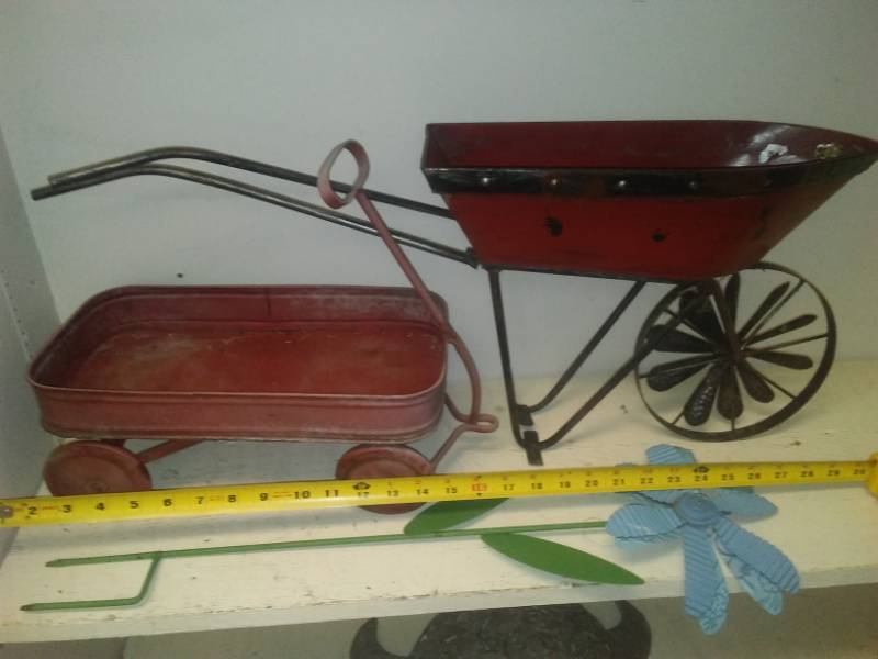 lot 226 image: Metal yard decor and ornaments