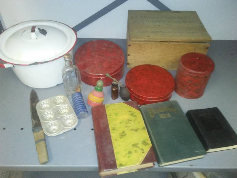 lot 232 image: Vintage miscellaneous lot.