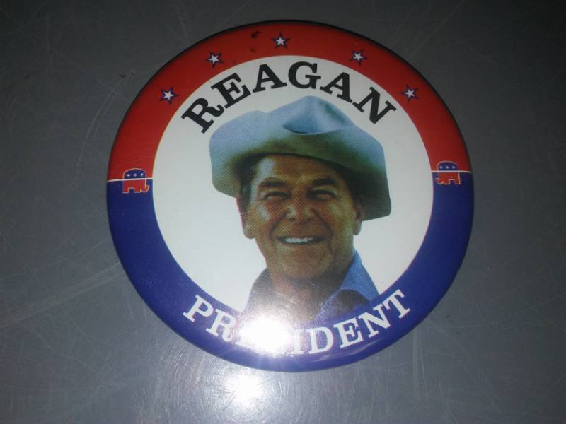 lot 248 image: Ronald Reagan president button