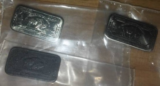 lot 251 image: 16 bison bullion bars, 1 gram each. Charms