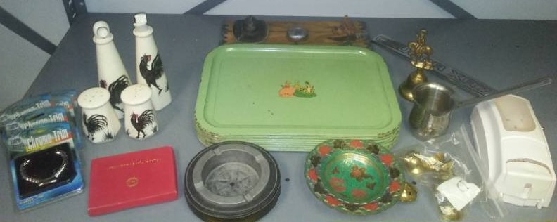 lot 263 image: Miscellaneous home decor, vintage metal laptop trays and more.