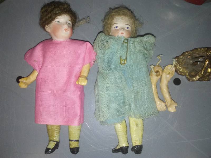 lot 265 image: Vintage her stuff - 2 antique dolls, 1903 bead kit & more.