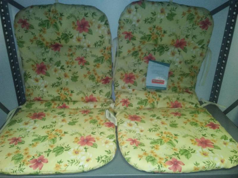 lot 278 image: 2 new floral chair pads.