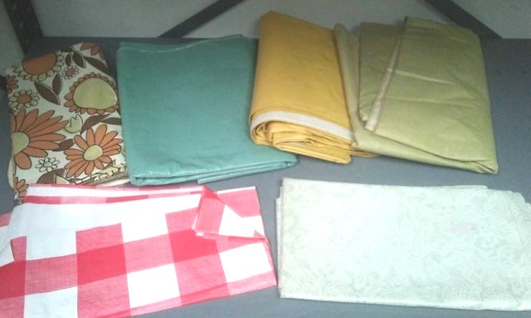 lot 280 image: 6 vinyl tablecloth