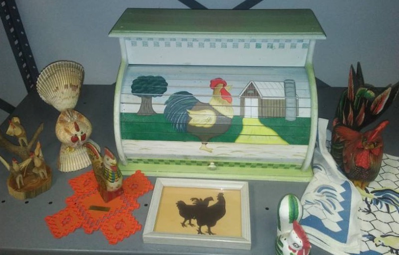 lot 319 image: Bread Box, chickens and roosters.