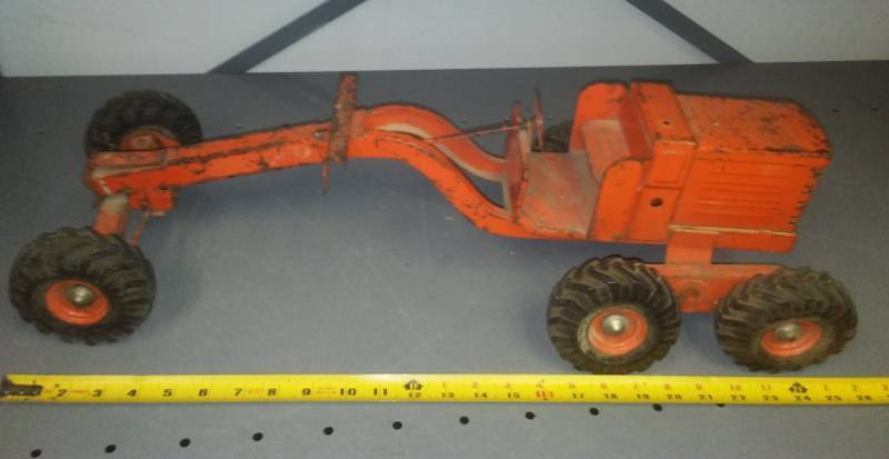 lot 329 image: Large road grader toy