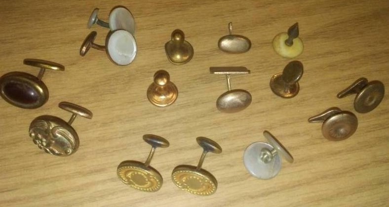 lot 351 image: Antique Buttons and cufflinks