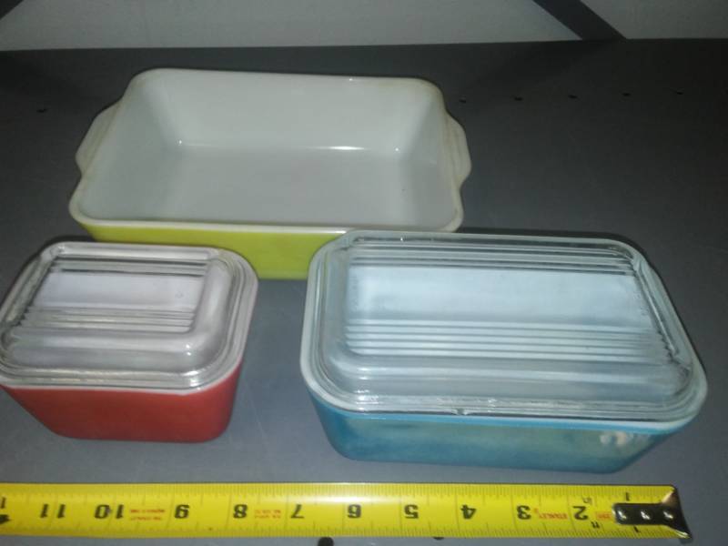 lot 375 image: Vintage Pyrex Oblong Covered Baking Dishes (3)