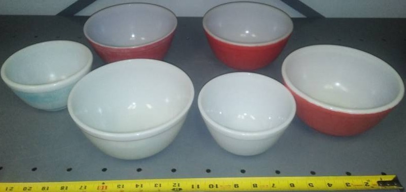 lot 376 image: Vintage Pyrex Bowls (6)