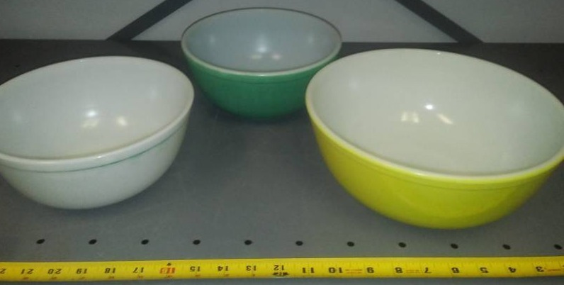 lot 377 image: Vintage Pyrex Large Bowls (3)
