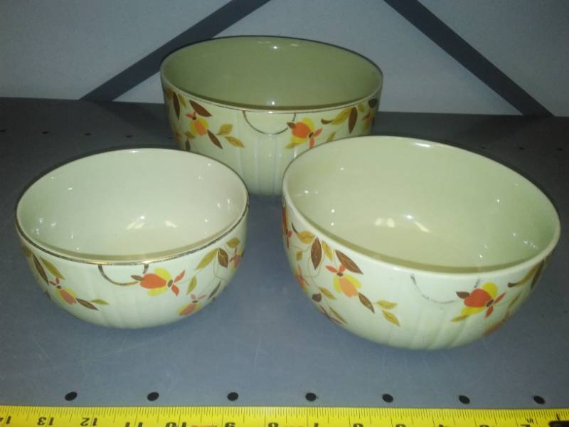 lot 378 image: Vintage Nesting Bowls (3)