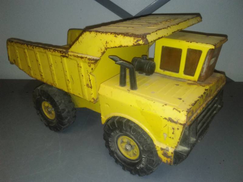 lot 381 image: Tonka Classic Dump Truck,