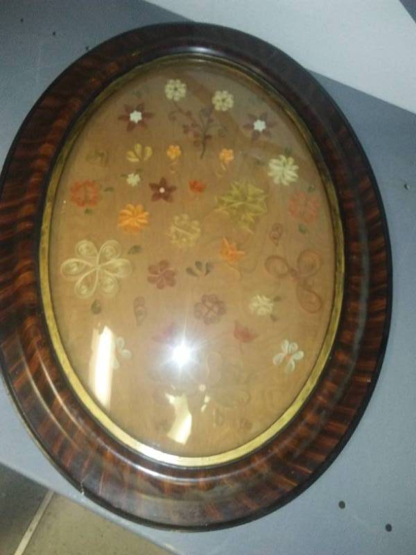 lot 386 image: Vintage Oval Frame with Convex Glass,