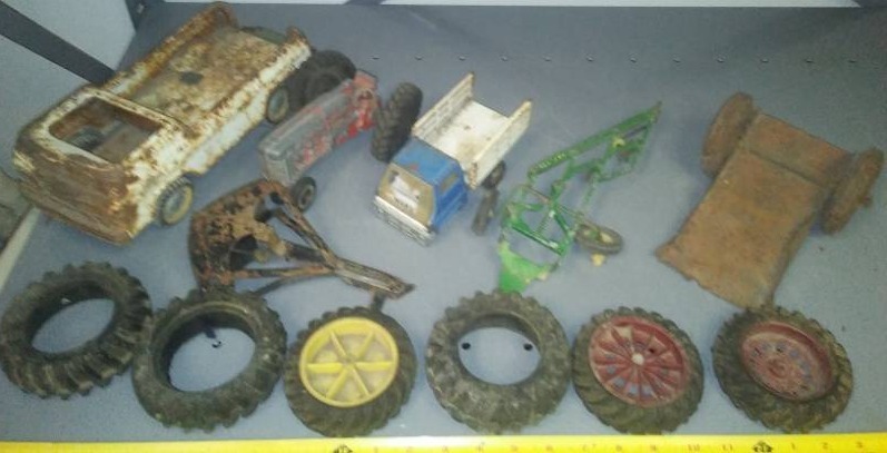 lot 393 image: 4 Metal toys and parts Toy Boneyard