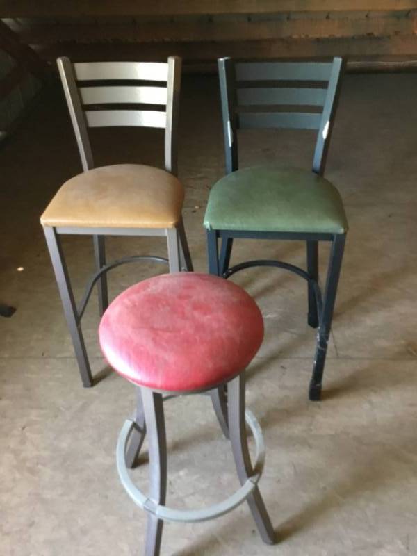 lot 32 image: 4 bar stools and chairs.