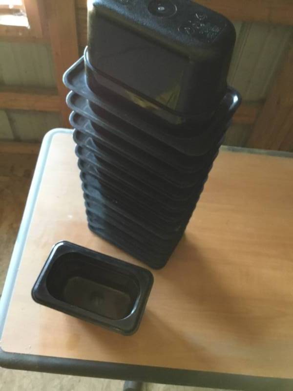 lot 58 image: Lot of 10 - 19 Cambro black containers