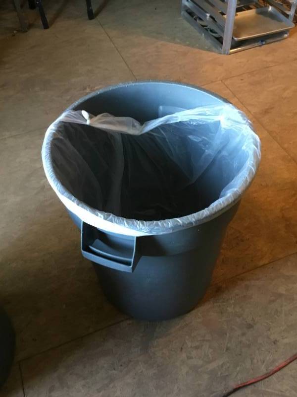 lot 65 image: Rubbermaid garbage cans 32-gallon, gray.