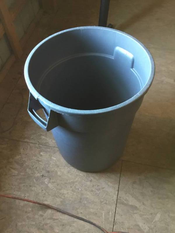 lot 66 image: Rubbermaid garbage cans 32-gallon, gray.