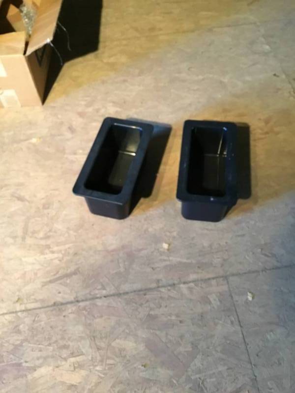 lot 87 image: Lot of 2 insulated Cambros 13 size.