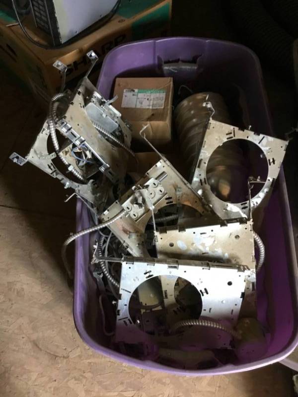 lot 116 image: 12 recess lights. 2 are new.