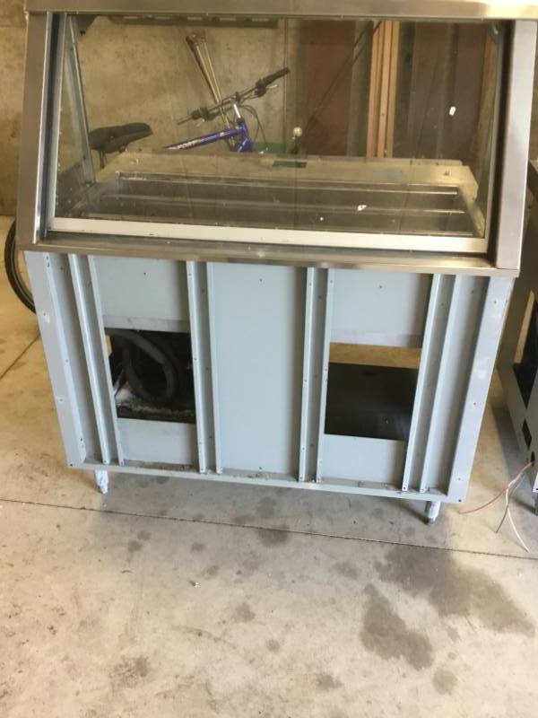 lot 147 image: Refrigerated food units with sneeze guard.