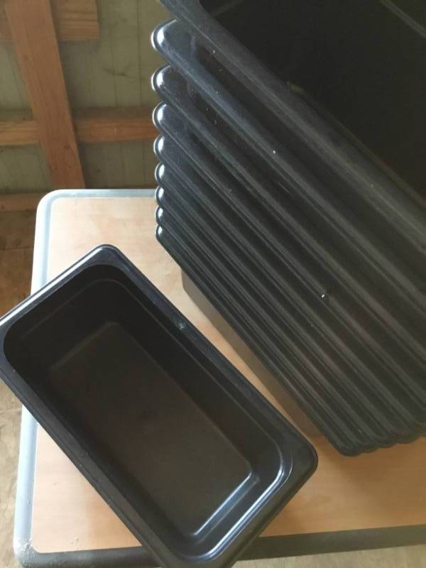 lot 17 image: Lot of 10 - 13 Cambro black containers
