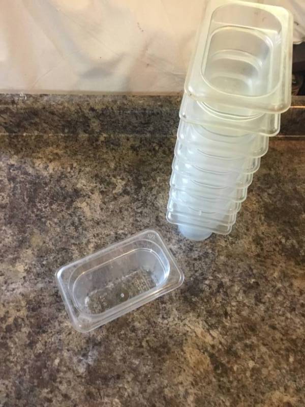 lot 184 image: Lot of 11 - 19 Clear Cambro  with 11 lids 4 deep