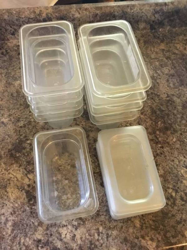 lot 186 image: Lot of 14 - 19 Clear Cambro with 9 lids