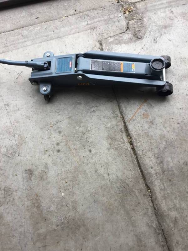 lot 7 image: Car Jack