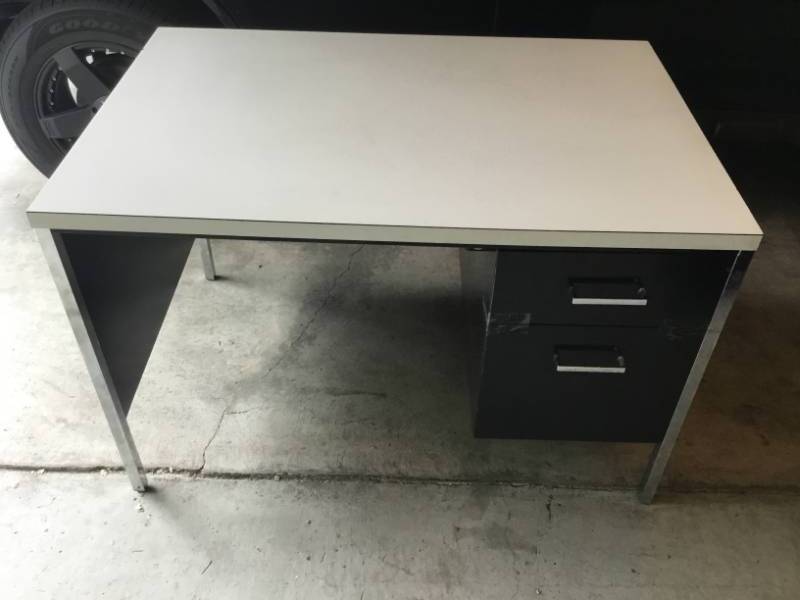 lot 10 image: Metal desk