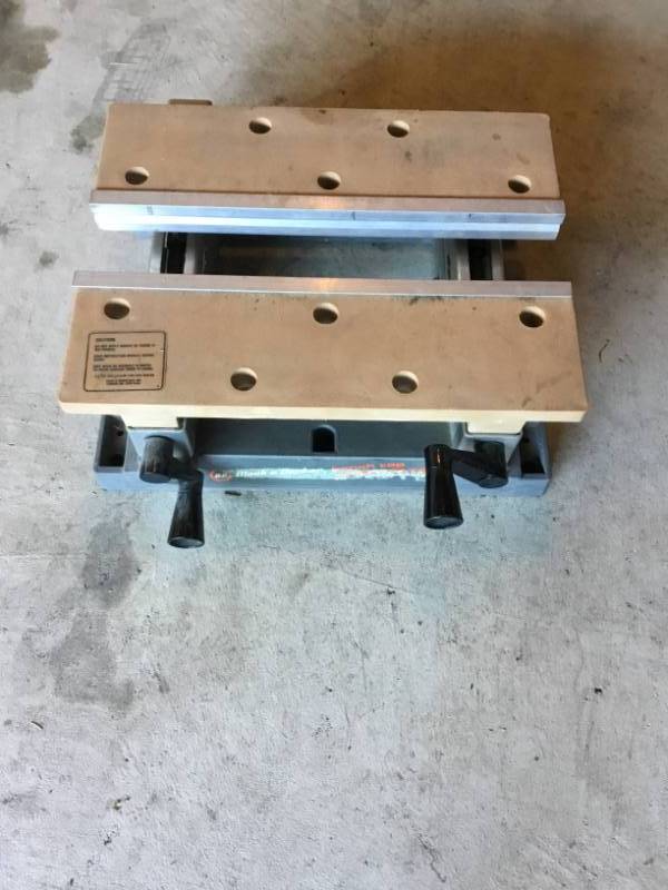 lot 20 image: Black and Decker Bench top work mate