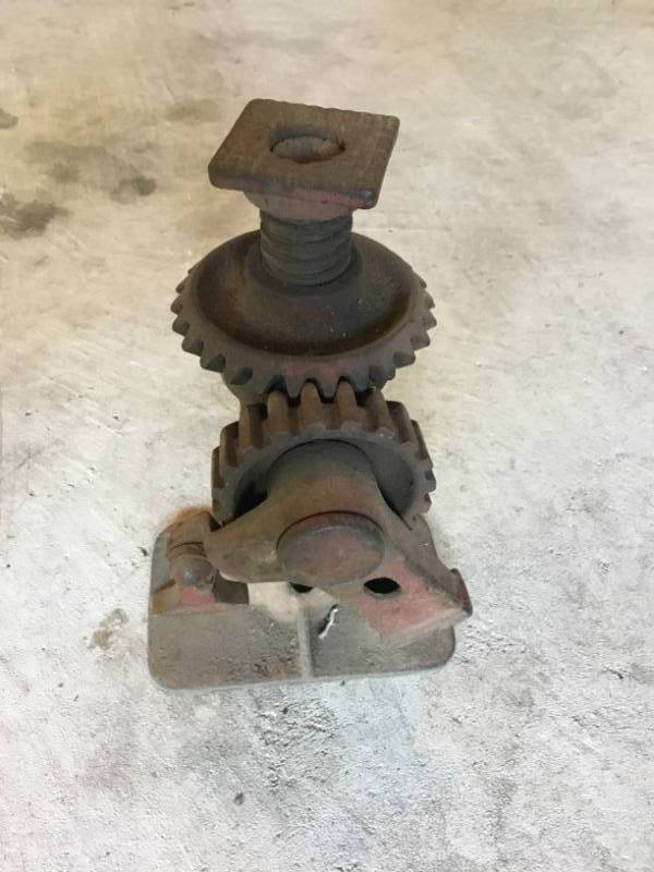 lot 21 image: Vintage screw jack