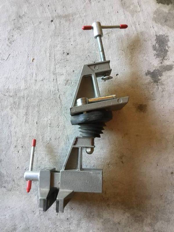 lot 23 image: Portable small vice grip.