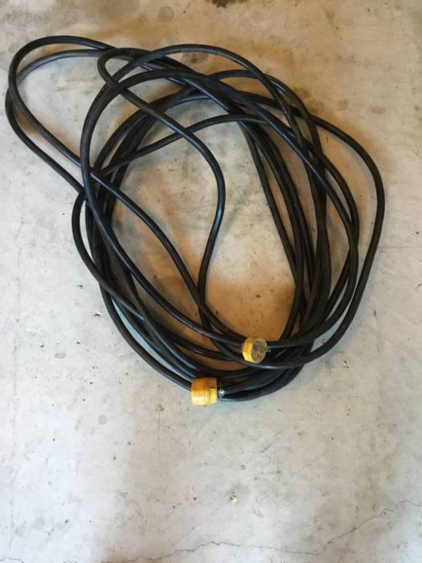 lot 25 image: 45 Extension cord heavy duty