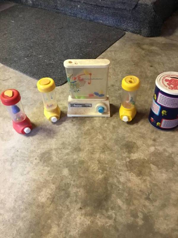 lot 29 image: 4 Vintage water toys