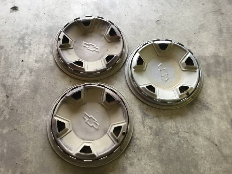 lot 44 image: 3 Chevrolet hub caps.