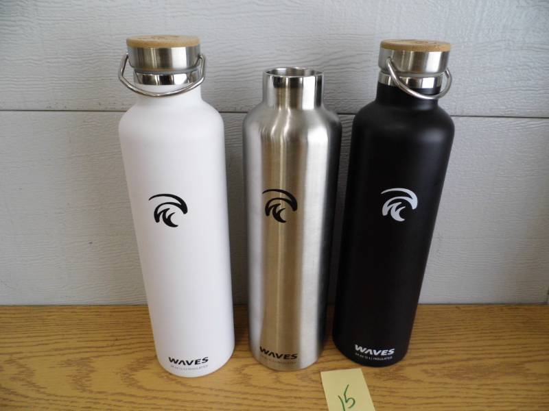 lot 15 image: Insulated Drink Containers