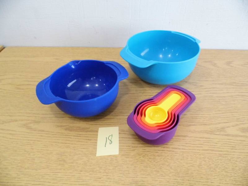 lot 18 image: Bowls - Measuring Cups
