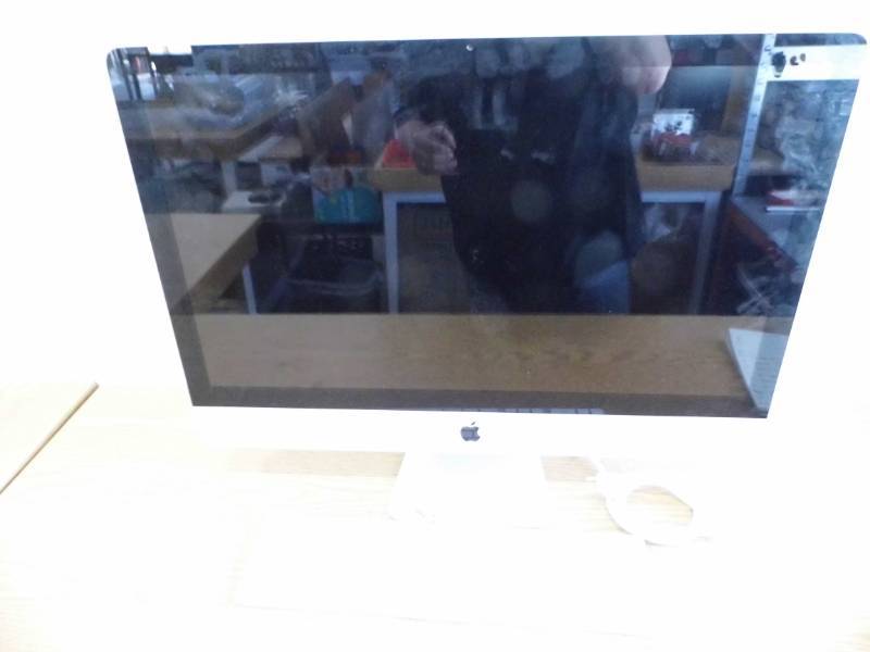lot 70 image: 2010 Apple iMac
