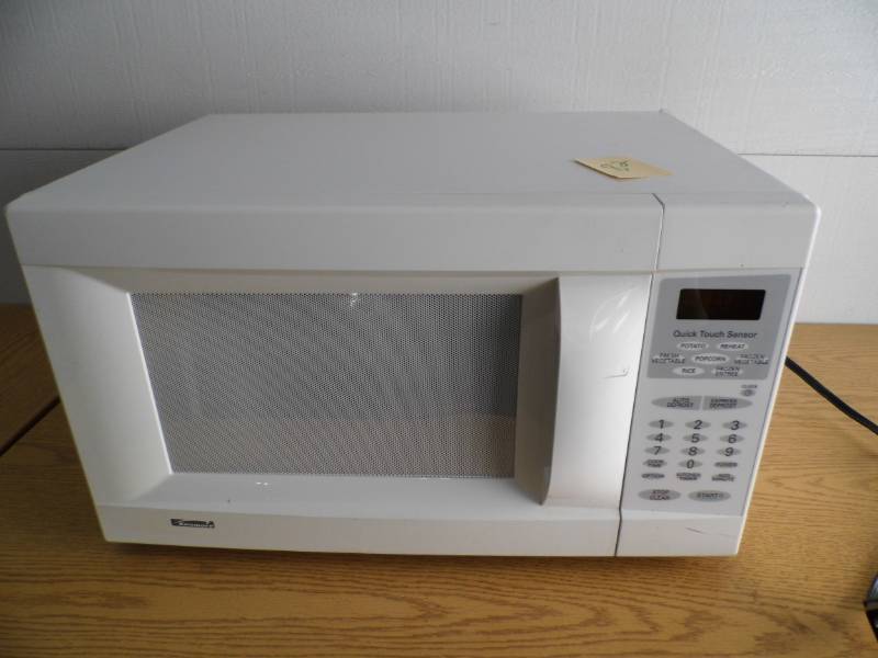 lot 82 image: Kenmore Microwave