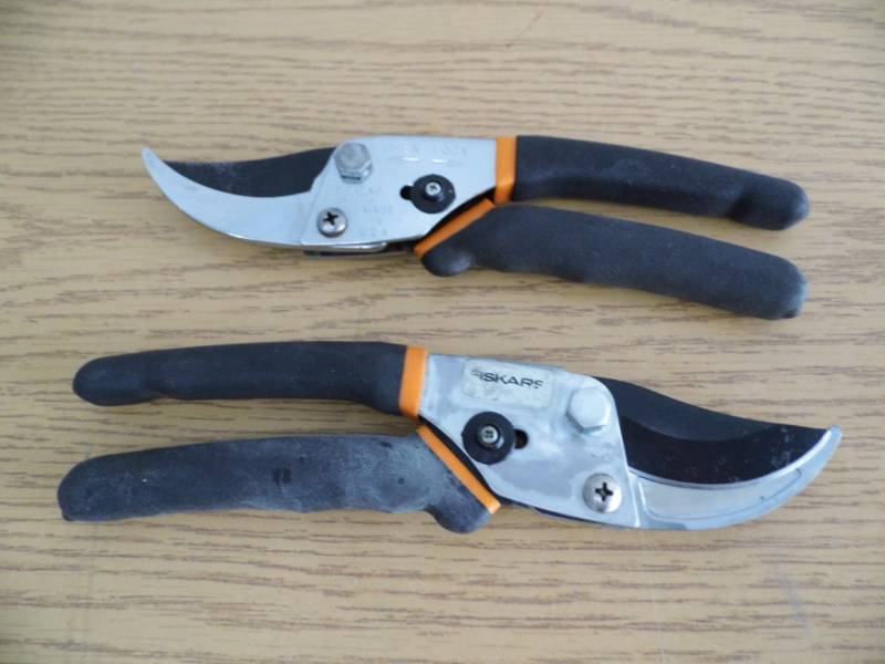 lot 105 image: Lot of 2 Pair Fiskars Cutters