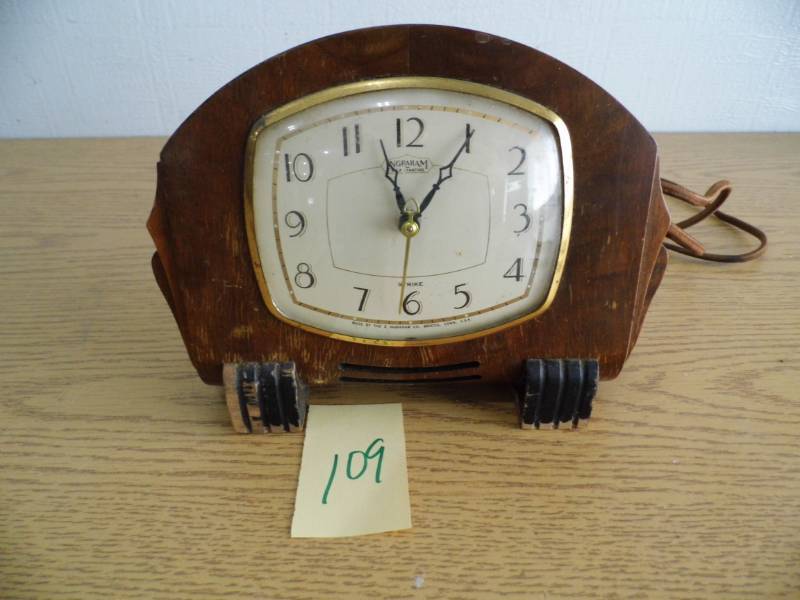 lot 109 image: Vintage Wooden Electric Clock