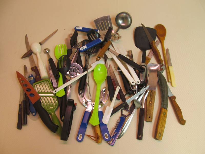 lot 64 image: kitchen utensils