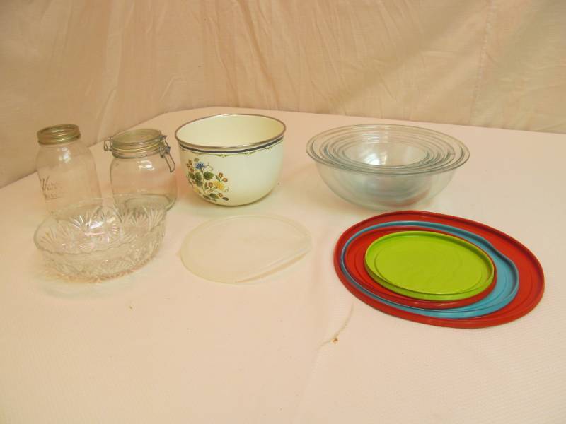 lot 72 image: kitchen wares