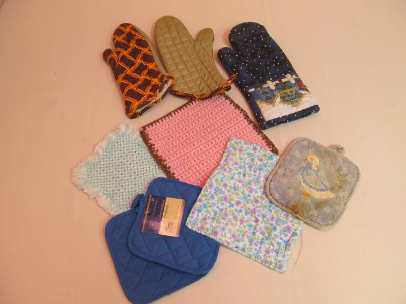 lot 102 image: oven mitts, pot holders, oven mitts