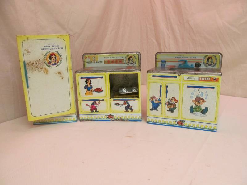 lot 131 image: Vintage Wolverine Disney Snow White Kitchen Set