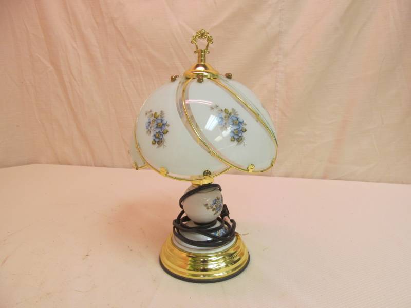 lot 143 image: Lamp
