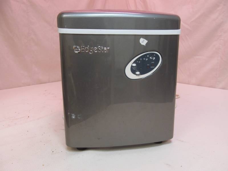 lot 157 image: Portable Ice Maker