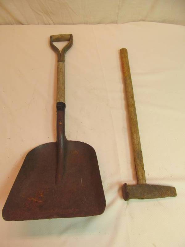 lot 160 image: Shovel, Splitting Maul
